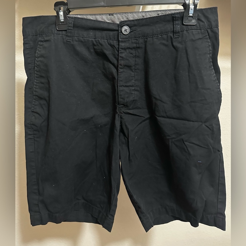 H&M shorts mid length Men’s size 32 Black Chino